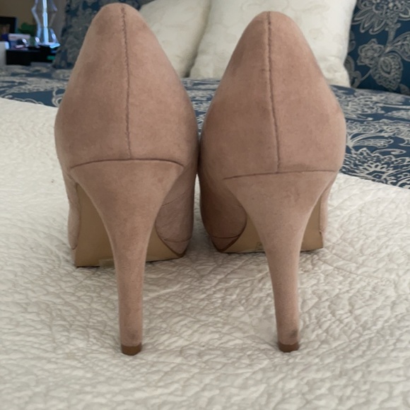 BANANA REPUBLIC TAN SUEDE HEELS SIZE 9.5 - Picture 4 of 5